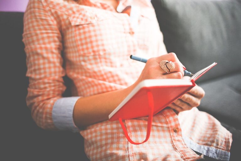 Beginner Guide to Journaling Every Day: Tips and Tricks for Success